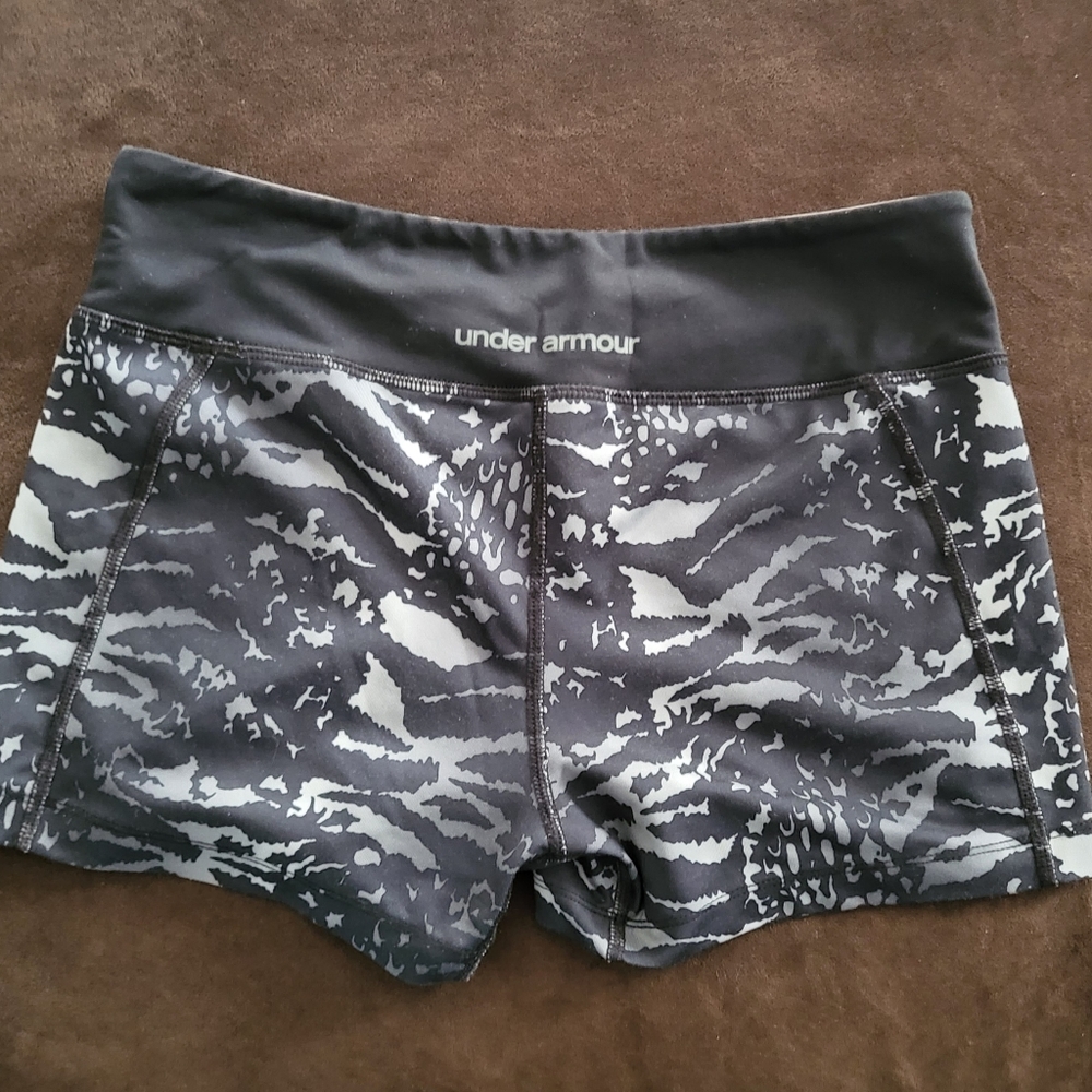 Under Armour women's fitted shorts M